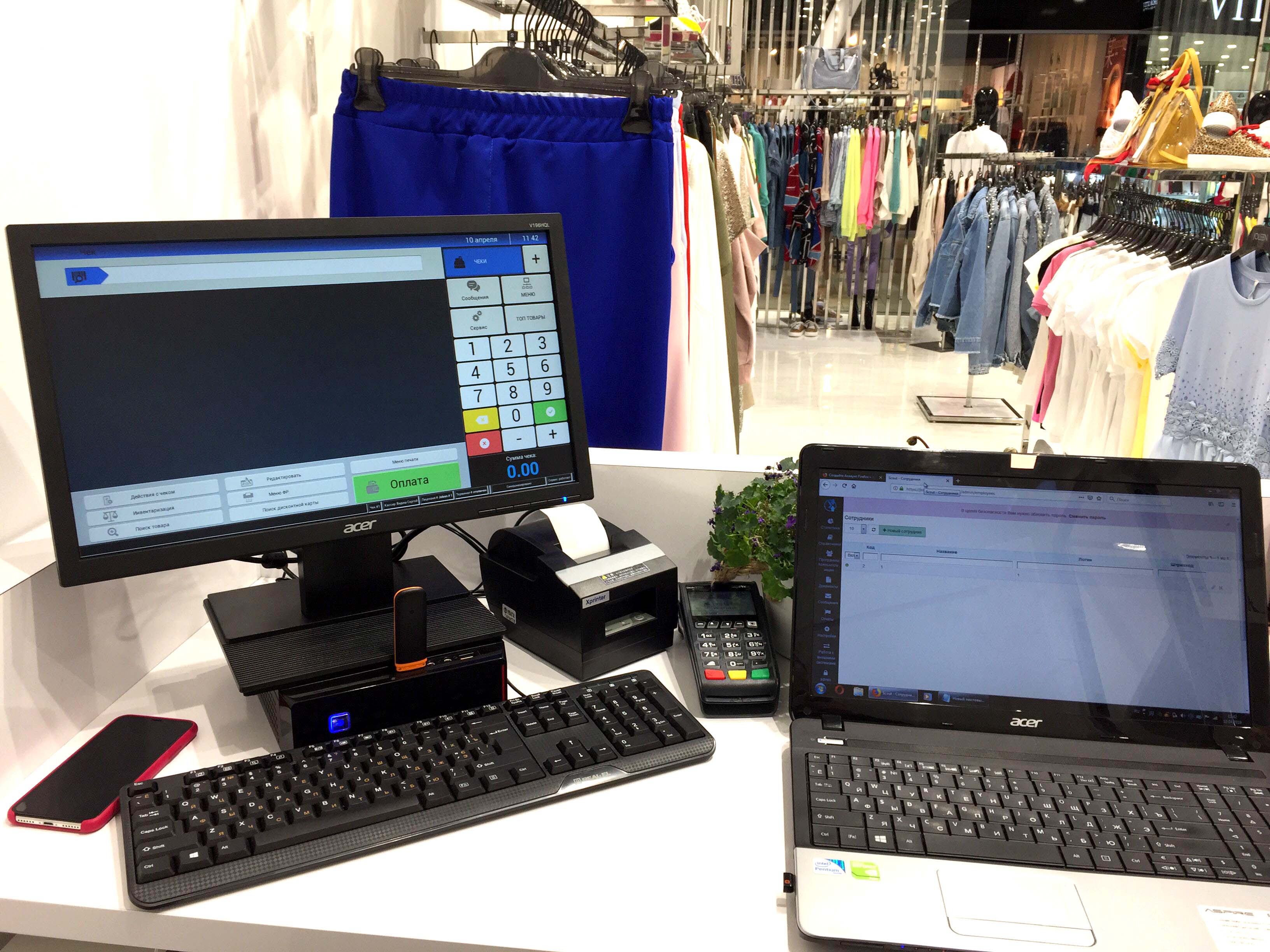 Так выглядит рабочее место продавца магазина одежды, автоматизированное с помощью POS-системы Chameleon POS.